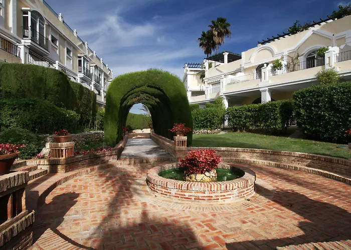 Spacious 2 Bed Duplex In Aloha Gardens Close To Puerto Banus