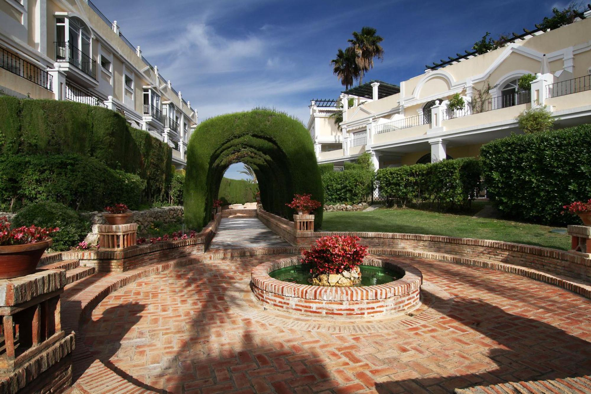 Apartament Spacious 2 Bed Duplex In Aloha Gardens Close To Puerto Banus